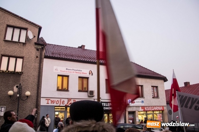 Zdjęcie w galerii na portalu naszwodzislaw.com: Protest pod biurem poselskim Teresy Glenc (PiS). Wodzisławianie w obronie medi&oacute;w wiadomości z regionu