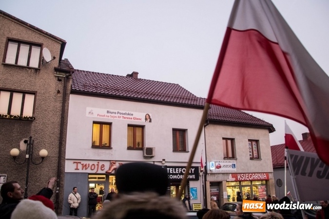 Zdjęcie w galerii na portalu naszwodzislaw.com: Protest pod biurem poselskim Teresy Glenc (PiS). Wodzisławianie w obronie medi&oacute;w wiadomości z regionu