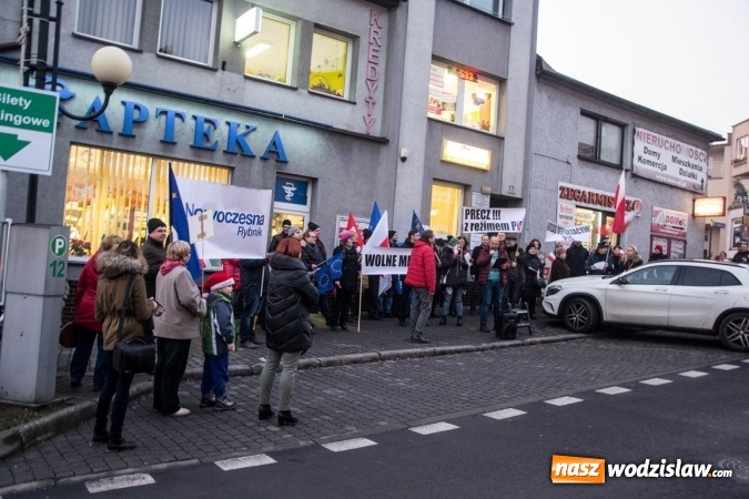Zdjęcie w galerii na portalu naszwodzislaw.com: Protest pod biurem poselskim Teresy Glenc (PiS). Wodzisławianie w obronie medi&oacute;w wiadomości z regionu