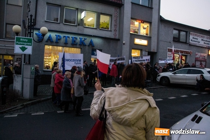 Zdjęcie w galerii na portalu naszwodzislaw.com: Protest pod biurem poselskim Teresy Glenc (PiS). Wodzisławianie w obronie medi&oacute;w wiadomości z regionu