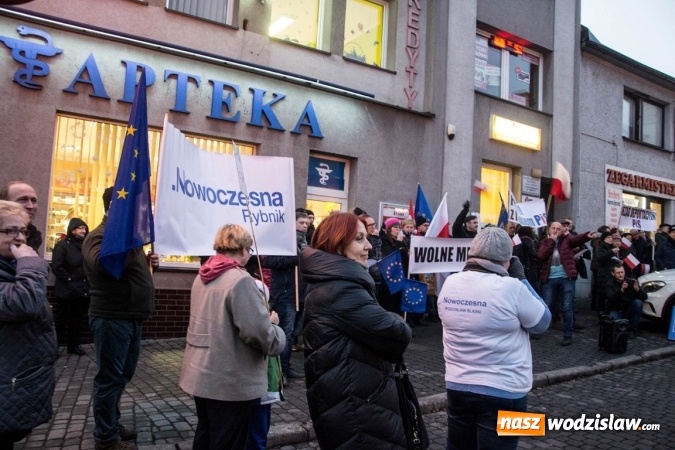 Zdjęcie w galerii na portalu naszwodzislaw.com: Protest pod biurem poselskim Teresy Glenc (PiS). Wodzisławianie w obronie medi&oacute;w wiadomości z regionu