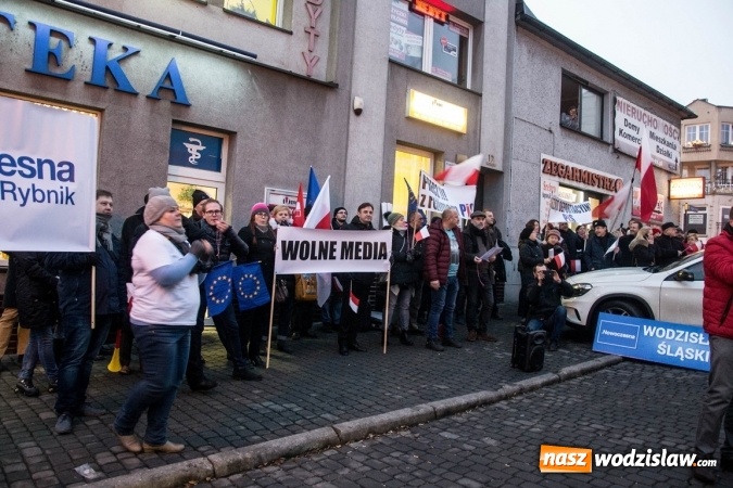 Zdjęcie w galerii na portalu naszwodzislaw.com: Protest pod biurem poselskim Teresy Glenc (PiS). Wodzisławianie w obronie medi&oacute;w wiadomości z regionu