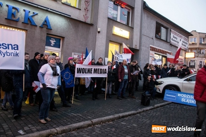 Zdjęcie w galerii na portalu naszwodzislaw.com: Protest pod biurem poselskim Teresy Glenc (PiS). Wodzisławianie w obronie medi&oacute;w wiadomości z regionu