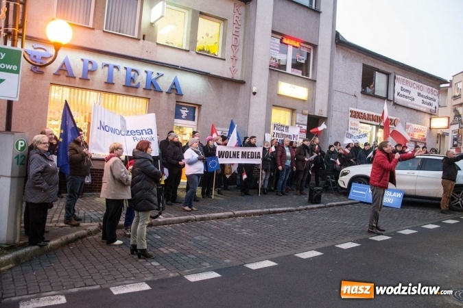 Zdjęcie w galerii na portalu naszwodzislaw.com: Protest pod biurem poselskim Teresy Glenc (PiS). Wodzisławianie w obronie medi&oacute;w wiadomości z regionu