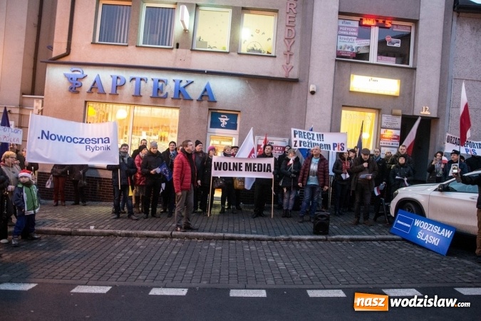 Zdjęcie w galerii na portalu naszwodzislaw.com: Protest pod biurem poselskim Teresy Glenc (PiS). Wodzisławianie w obronie medi&oacute;w wiadomości z regionu