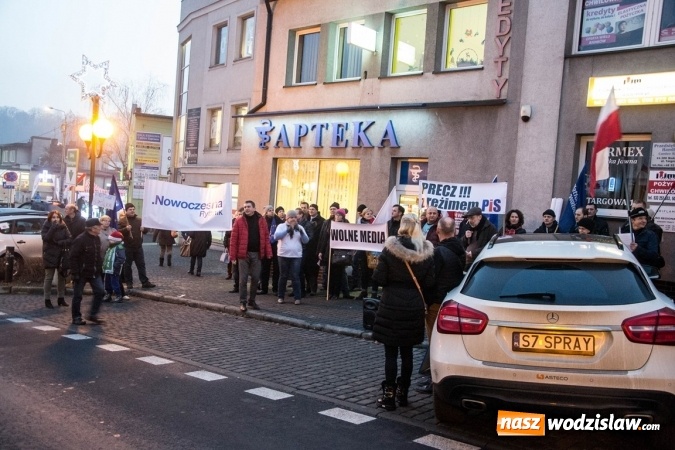 Zdjęcie w galerii na portalu naszwodzislaw.com: Protest pod biurem poselskim Teresy Glenc (PiS). Wodzisławianie w obronie medi&oacute;w wiadomości z regionu