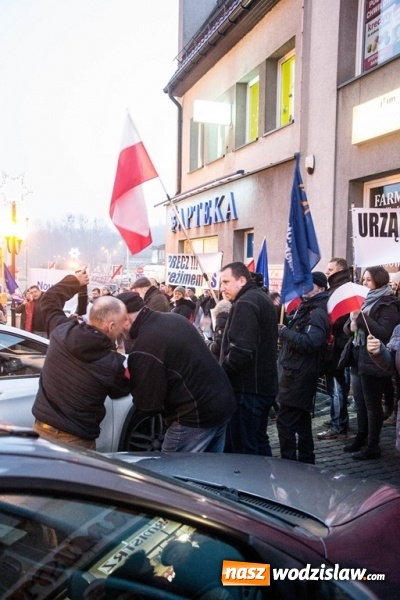 Zdjęcie w galerii na portalu naszwodzislaw.com: Protest pod biurem poselskim Teresy Glenc (PiS). Wodzisławianie w obronie medi&oacute;w wiadomości z regionu