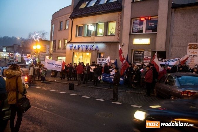 Zdjęcie w galerii na portalu naszwodzislaw.com: Protest pod biurem poselskim Teresy Glenc (PiS). Wodzisławianie w obronie medi&oacute;w wiadomości z regionu