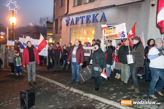 Zdjęcie w galerii na portalu naszwodzislaw.com: Protest pod biurem poselskim Teresy Glenc (PiS). Wodzisławianie w obronie medi&oacute;w wiadomości z regionu