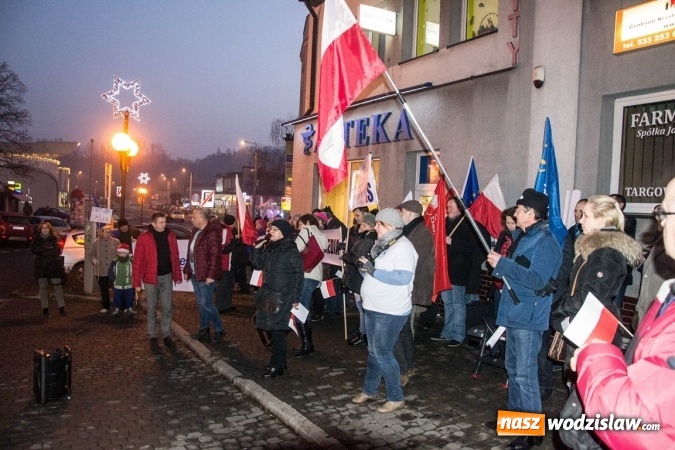 Zdjęcie w galerii na portalu naszwodzislaw.com: Protest pod biurem poselskim Teresy Glenc (PiS). Wodzisławianie w obronie medi&oacute;w wiadomości z regionu