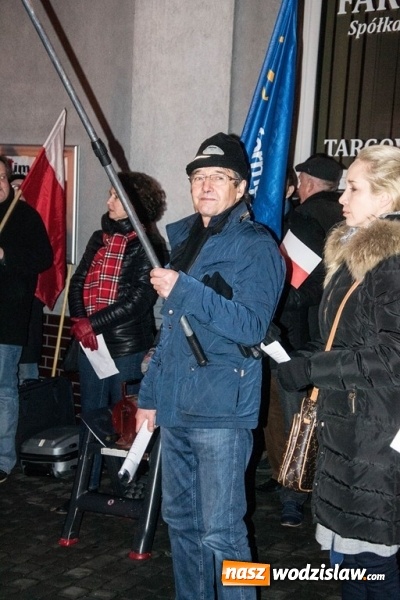 Zdjęcie w galerii na portalu naszwodzislaw.com: Protest pod biurem poselskim Teresy Glenc (PiS). Wodzisławianie w obronie medi&oacute;w wiadomości z regionu