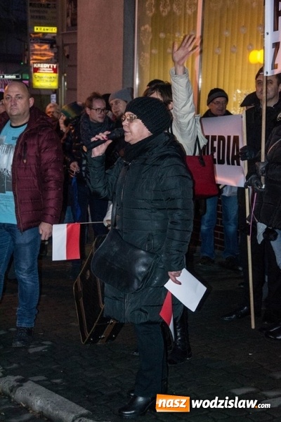 Zdjęcie w galerii na portalu naszwodzislaw.com: Protest pod biurem poselskim Teresy Glenc (PiS). Wodzisławianie w obronie medi&oacute;w wiadomości z regionu