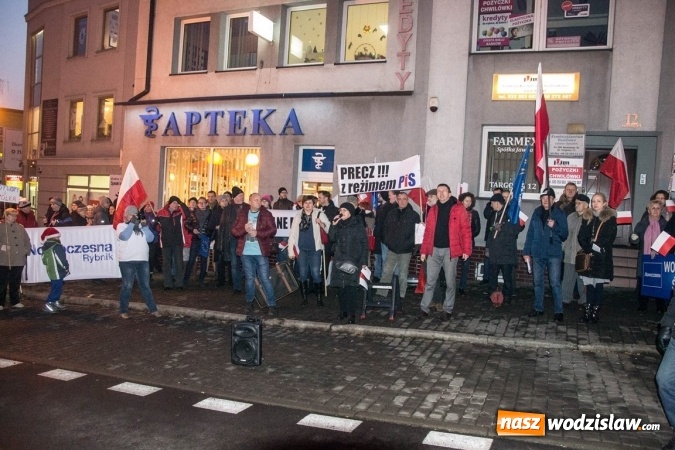 Zdjęcie w galerii na portalu naszwodzislaw.com: Protest pod biurem poselskim Teresy Glenc (PiS). Wodzisławianie w obronie medi&oacute;w wiadomości z regionu