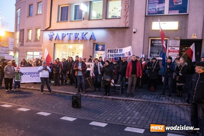 Zdjęcie w galerii na portalu naszwodzislaw.com: Protest pod biurem poselskim Teresy Glenc (PiS). Wodzisławianie w obronie medi&oacute;w wiadomości z regionu