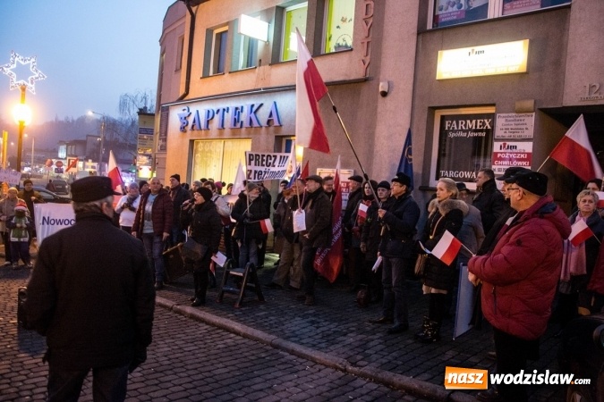 Zdjęcie w galerii na portalu naszwodzislaw.com: Protest pod biurem poselskim Teresy Glenc (PiS). Wodzisławianie w obronie medi&oacute;w wiadomości z regionu