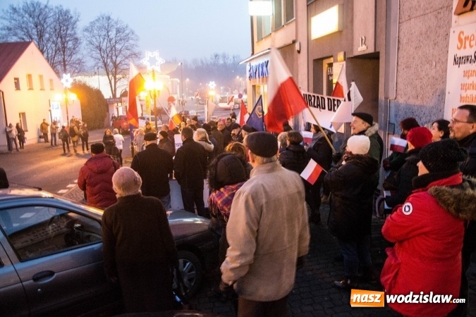 Zdjęcie w galerii na portalu naszwodzislaw.com: Protest pod biurem poselskim Teresy Glenc (PiS). Wodzisławianie w obronie medi&oacute;w wiadomości z regionu