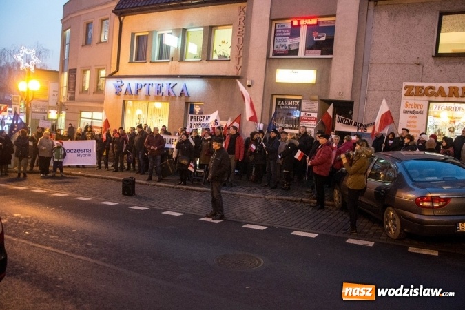 Zdjęcie w galerii na portalu naszwodzislaw.com: Protest pod biurem poselskim Teresy Glenc (PiS). Wodzisławianie w obronie medi&oacute;w wiadomości z regionu