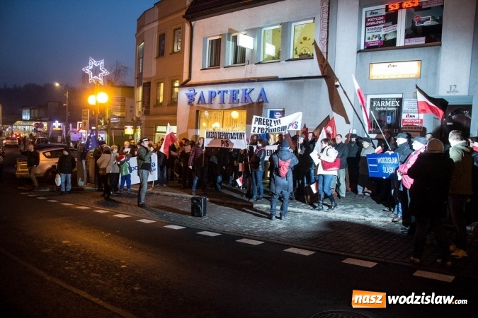 Zdjęcie w galerii na portalu naszwodzislaw.com: Protest pod biurem poselskim Teresy Glenc (PiS). Wodzisławianie w obronie medi&oacute;w wiadomości z regionu