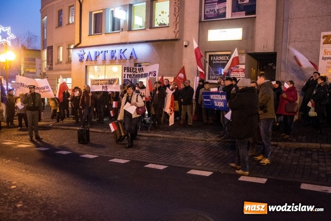 Zdjęcie w galerii na portalu naszwodzislaw.com: Protest pod biurem poselskim Teresy Glenc (PiS). Wodzisławianie w obronie medi&oacute;w wiadomości z regionu