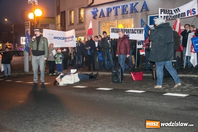 Zdjęcie w galerii na portalu naszwodzislaw.com: Protest pod biurem poselskim Teresy Glenc (PiS). Wodzisławianie w obronie medi&oacute;w wiadomości z regionu