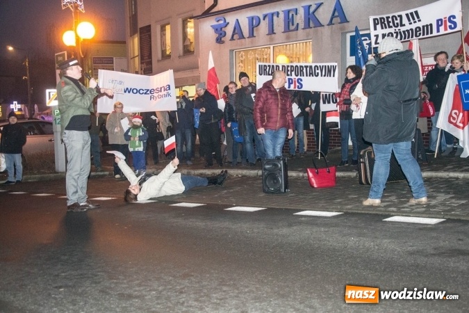 Zdjęcie w galerii na portalu naszwodzislaw.com: Protest pod biurem poselskim Teresy Glenc (PiS). Wodzisławianie w obronie medi&oacute;w wiadomości z regionu