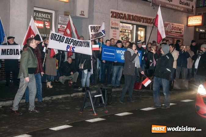 Zdjęcie w galerii na portalu naszwodzislaw.com: Protest pod biurem poselskim Teresy Glenc (PiS). Wodzisławianie w obronie medi&oacute;w wiadomości z regionu