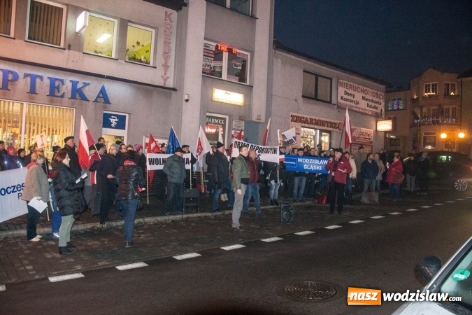Zdjęcie w galerii na portalu naszwodzislaw.com: Protest pod biurem poselskim Teresy Glenc (PiS). Wodzisławianie w obronie medi&oacute;w wiadomości z regionu