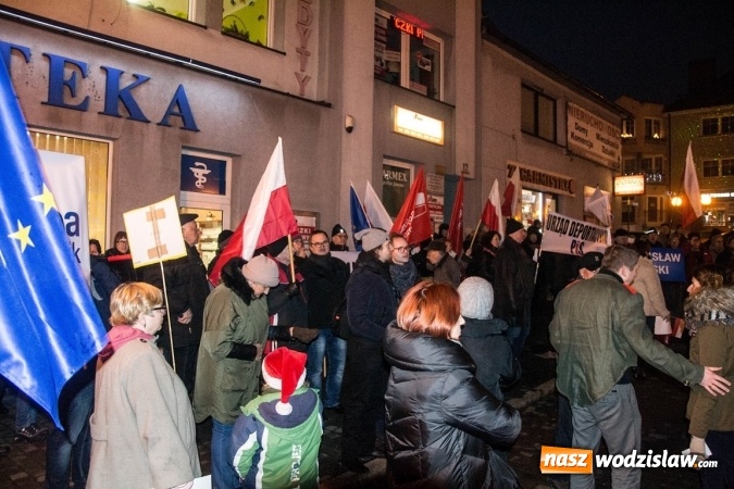 Zdjęcie w galerii na portalu naszwodzislaw.com: Protest pod biurem poselskim Teresy Glenc (PiS). Wodzisławianie w obronie medi&oacute;w wiadomości z regionu