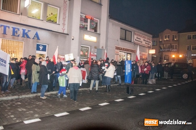 Zdjęcie w galerii na portalu naszwodzislaw.com: Protest pod biurem poselskim Teresy Glenc (PiS). Wodzisławianie w obronie medi&oacute;w wiadomości z regionu