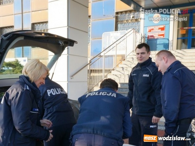 Zdjęcie w galerii na portalu naszwodzislaw.com: Śląscy policjanci w wyjątkowej zbi&oacute;rce dla zwierząt wiadomości z regionu