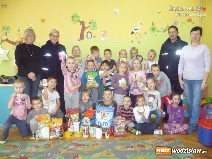 Zdjęcie w galerii na portalu naszwodzislaw.com: Śląscy policjanci w wyjątkowej zbi&oacute;rce dla zwierząt wiadomości z regionu