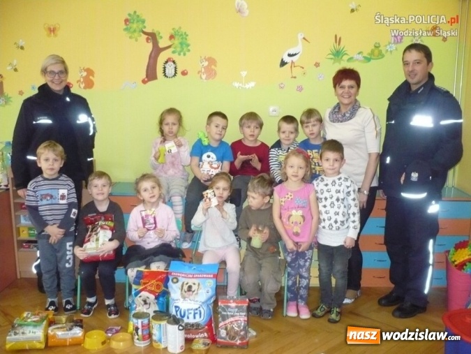 Zdjęcie w galerii na portalu naszwodzislaw.com: Śląscy policjanci w wyjątkowej zbi&oacute;rce dla zwierząt wiadomości z regionu