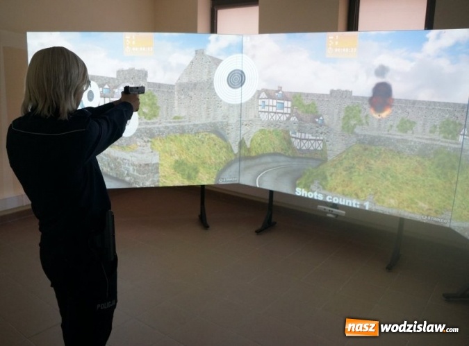 Zdjęcie w galerii na portalu naszwodzislaw.com:  Od dzisiaj w wodzisławskiej komendzie funkcjonuje strzelnica multimedialna.  Pierwsza taka w Polsce   wiadomości z regionu