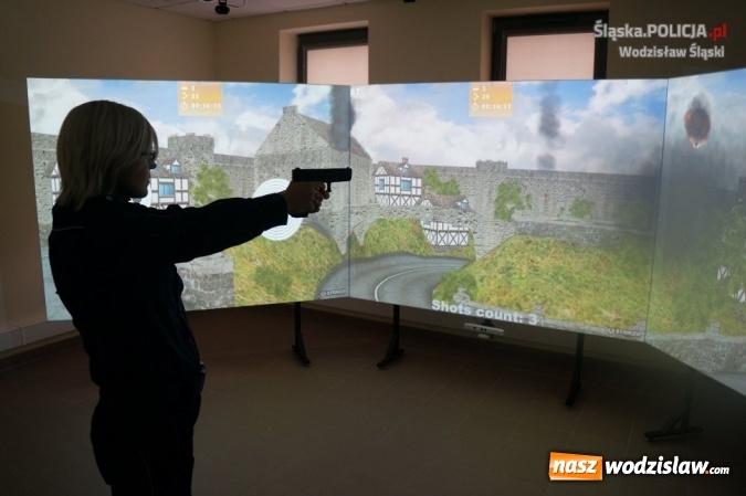 Zdjęcie w galerii na portalu naszwodzislaw.com:  Od dzisiaj w wodzisławskiej komendzie funkcjonuje strzelnica multimedialna.  Pierwsza taka w Polsce   wiadomości z regionu