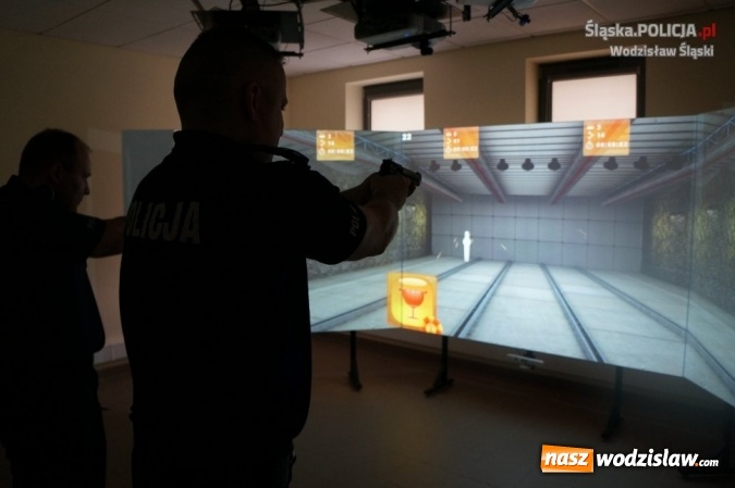 Zdjęcie w galerii na portalu naszwodzislaw.com:  Od dzisiaj w wodzisławskiej komendzie funkcjonuje strzelnica multimedialna.  Pierwsza taka w Polsce   wiadomości z regionu