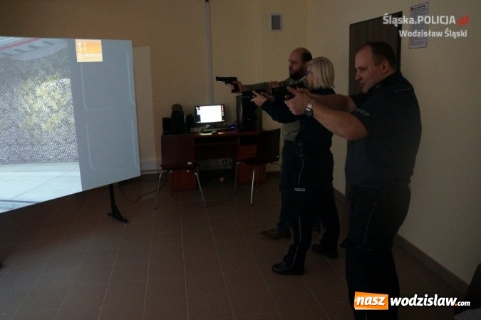 Zdjęcie w galerii na portalu naszwodzislaw.com:  Od dzisiaj w wodzisławskiej komendzie funkcjonuje strzelnica multimedialna.  Pierwsza taka w Polsce   wiadomości z regionu