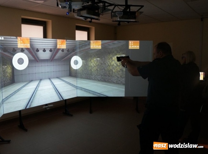 Zdjęcie w galerii na portalu naszwodzislaw.com:  Od dzisiaj w wodzisławskiej komendzie funkcjonuje strzelnica multimedialna.  Pierwsza taka w Polsce   wiadomości z regionu