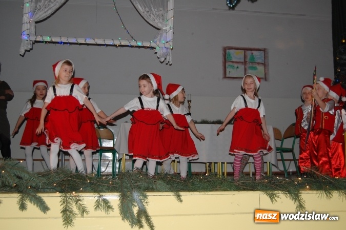 Zdjęcie w galerii na portalu naszwodzislaw.com: Pszów: Wyjątkowe jasełka w ZSP. Młodzież i przedszkolaki na jednej scenie  wiadomości z regionu