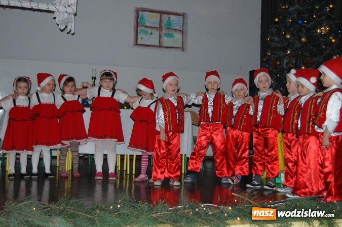 Zdjęcie w galerii na portalu naszwodzislaw.com: Pszów: Wyjątkowe jasełka w ZSP. Młodzież i przedszkolaki na jednej scenie  wiadomości z regionu