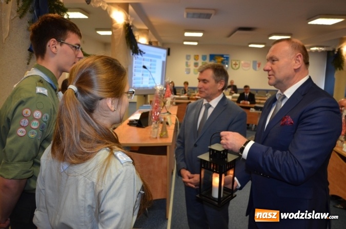 Zdjęcie w galerii na portalu naszwodzislaw.com: Światełko pokoju z Betlejem na sesji Rady Powiatu wiadomości z regionu