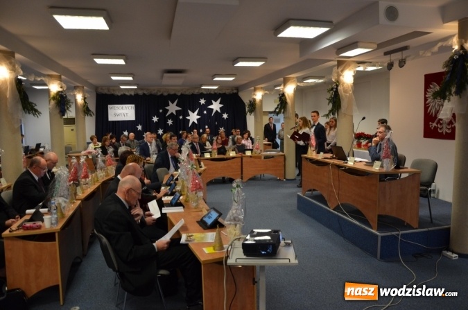 Zdjęcie w galerii na portalu naszwodzislaw.com: Światełko pokoju z Betlejem na sesji Rady Powiatu wiadomości z regionu