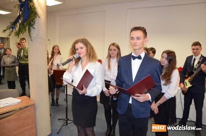 Zdjęcie w galerii na portalu naszwodzislaw.com: Światełko pokoju z Betlejem na sesji Rady Powiatu wiadomości z regionu