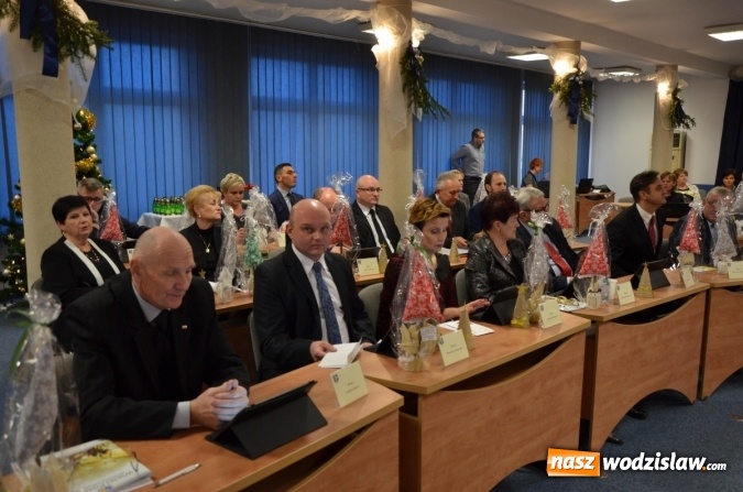 Zdjęcie w galerii na portalu naszwodzislaw.com: Światełko pokoju z Betlejem na sesji Rady Powiatu wiadomości z regionu