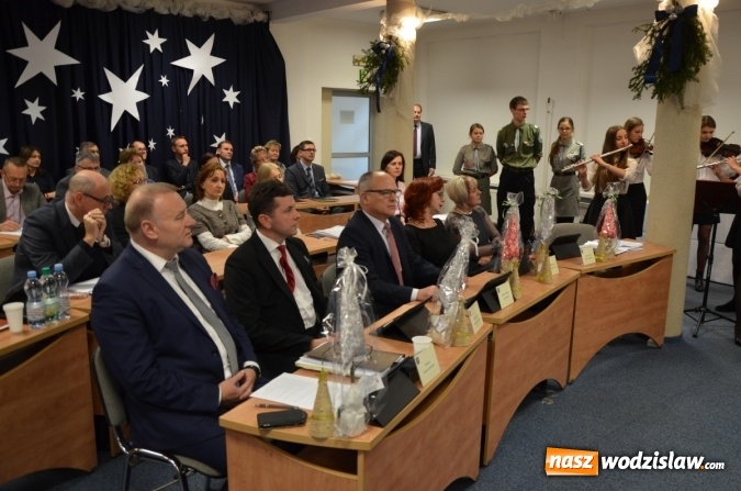 Zdjęcie w galerii na portalu naszwodzislaw.com: Światełko pokoju z Betlejem na sesji Rady Powiatu wiadomości z regionu