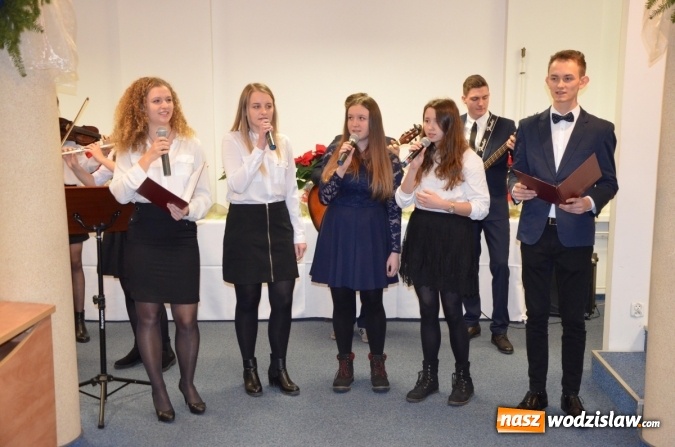 Zdjęcie w galerii na portalu naszwodzislaw.com: Światełko pokoju z Betlejem na sesji Rady Powiatu wiadomości z regionu