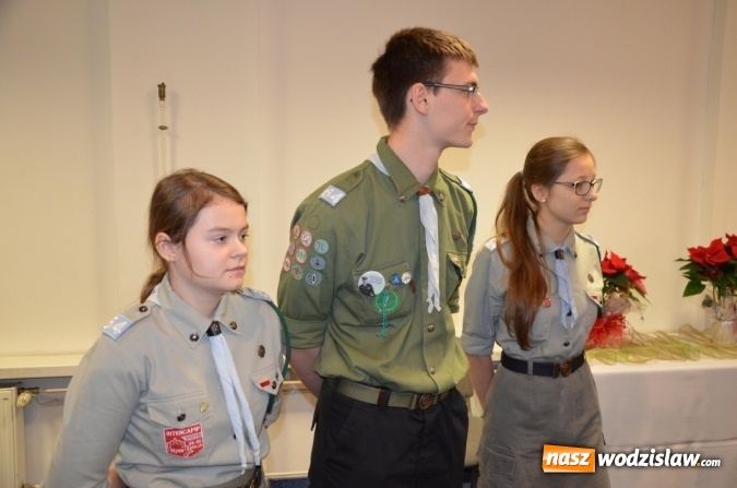 Zdjęcie w galerii na portalu naszwodzislaw.com: Światełko pokoju z Betlejem na sesji Rady Powiatu wiadomości z regionu