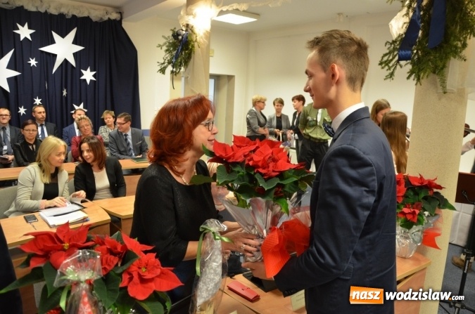 Zdjęcie w galerii na portalu naszwodzislaw.com: Światełko pokoju z Betlejem na sesji Rady Powiatu wiadomości z regionu