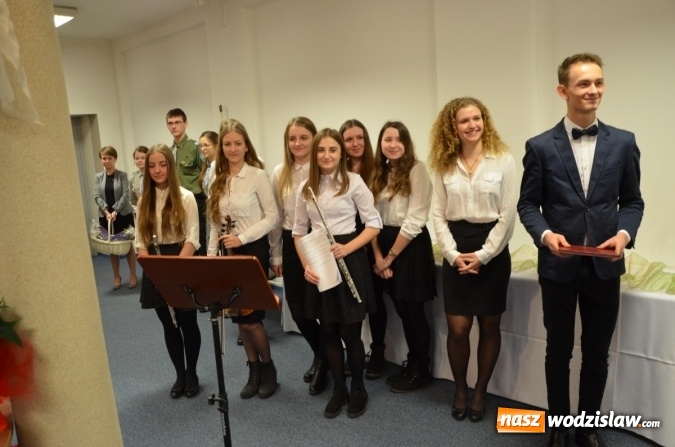 Zdjęcie w galerii na portalu naszwodzislaw.com: Światełko pokoju z Betlejem na sesji Rady Powiatu wiadomości z regionu