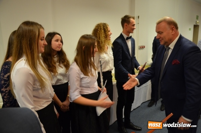 Zdjęcie w galerii na portalu naszwodzislaw.com: Światełko pokoju z Betlejem na sesji Rady Powiatu wiadomości z regionu