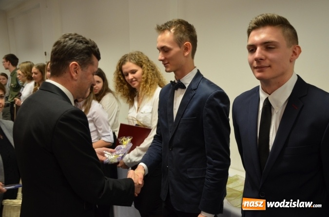 Zdjęcie w galerii na portalu naszwodzislaw.com: Światełko pokoju z Betlejem na sesji Rady Powiatu wiadomości z regionu